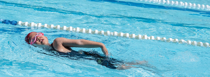 young swimmer practicing how to do free style stroke properly to avoid swimmer's shoulder